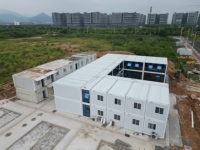 Villa conteneur préfabriquée modulaire portable de 20 pieds à assemblage rapide en panneaux sandwich d'acier contemporains pour bureau, hôtel ou bâtiment
