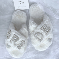Chaussons de mariée blancs en fausse fourrure moelleuse avec perles, strass et lettres, à brides croisées, cadeaux personnalisés pour la fête nuptiale en gros