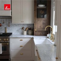 Armoires de cuisine en bois massif de style Shaker, peintes en crème, de la marque Alland Luxury Modern Farmhouse, avec poignées en laiton, pour villa.