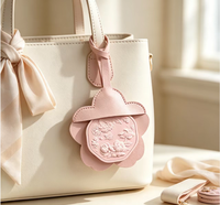 Pendentif d'aromathérapie créatif en cuir en forme de fleur, ornement suspendu parfumé pour voiture et armoire, sachet parfumé style lanière, cadeau
