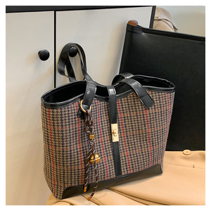 2025 nuevo Otoño Invierno Casual hombro bolsos de lujo bolso de mensajero de moda señoras bolso de mano para mujeres con colgante - Product Image 3