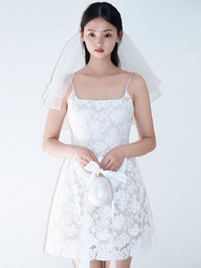La Sposa è una Super Fata, con un Velo Floreale Bianco e un Accessorio per Capelli Corti con Bordo Soffice - Product Image 5