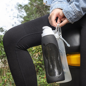 Bouteille d'eau en silicone pliable, réutilisable, portable, tendance et très vendue pour adultes - Product Image 1