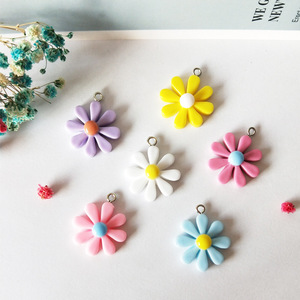 Kawaii Resin Little Daisy Sun Flower Charms pendenti per orecchini con decorazione fai da te portachiavi accessori per gioielli di moda - Product Image 3