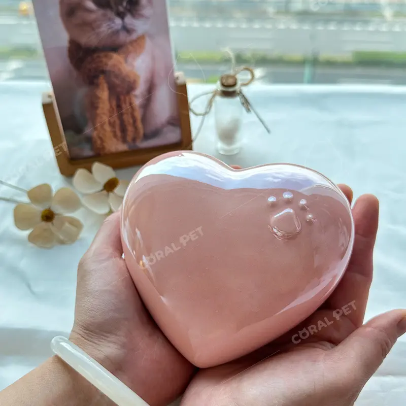 Керамическая урна для кремации домашних животных в форме сердца