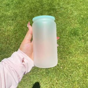 Verre recyclable givré de 16 oz en forme de canette de bière vierge pour sublimation, avec couvercle en plastique coloré et paille, pour impression par transfert thermique - Product Image 5