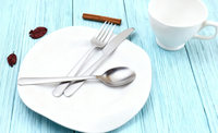 Ensemble de table à manger minimaliste de style frais nordique avec vaisselle en acier inoxydable