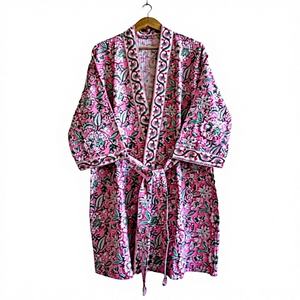 Peignoirs artisanaux durables en coton 100% écologique, imprimés à motifs floraux roses, gaufrés, compressés, séchage rapide, pour le voyage - Product Image 1