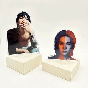 Expositor de Tarjetas Fotográficas Personalizado de Anime Kpop, Soporte de Acrílico Transparente con Impresión a Doble Cara y Holograma Epoxi - Product Image 3