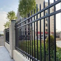 Panneau de clôture en acier galvanisé moderne et fiable, avec revêtement en poudre, pour la sécurité des terrains de sport scolaires, clôture personnalisable