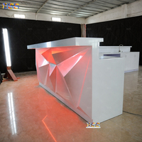 Idées de bars pour hôtels, yachts commerciaux personnalisés, restaurants, bars sur toit, comptoir de bar moderne en Corian blanc en forme de L avec éclairage LED