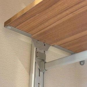 Système de penderie moderne de luxe sur pied avec crochets pour vêtements, porte coulissante et tiroirs pour dressing - Product Image 4
