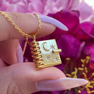 Creative in PVD Collana Pendente in Acciaio Inox Placcato Oro 18K alla moda Promette Love Promette Libro per Anniversari di Matrimoni Regali - Product Image 1
