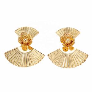 Pendientes de tuerca de aleación de zinc con diseño retro exagerado, chapados en oro, geométricos, en forma de abanico, para fiesta, estilo europeo-americano, para mujer - Product Image 6