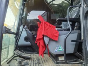 Excavadora sobre orugas Komatsu PC220 usada en perfecto estado de funcionamiento, componentes básicos que incluyen motor a la venta - Product Image 6