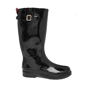 Nouvelle collection <span class=keywords><strong>de</strong></span> bottes <span class=keywords><strong>de</strong></span> <span class=keywords><strong>pluie</strong></span> en caoutchouc noir pour femmes bottes brillantes mates imperméables avec larges bandes <span class=keywords><strong>de</strong></span> roulement attaches décoratives à boucle - Product Image 2