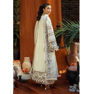 Nouveaux costumes pakistanais pour femmes en tissu cambric de couleur personnalisée, semi-couturés, avec un travail de broderie très lourd. - Product Image 4