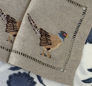 Serviettes de cocktail en lin naturel 100% faites à la main, personnalisées, brodées, motif faisan, 6x6', ourlet festonné, pour boissons, mariages, hôtels, bars - Product Image 6