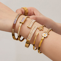 Bracelets manchette empilables éblouissants ornés de CZ | Bracelets ouverts en forme d'étoile de marguerite plaqués or |   Bijoux de poignet pour femmes, à combiner et à assortir