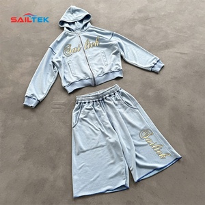 Ensemble jogging deux pièces en molleton de haute qualité avec grandes poches pour hommes, survêtement personnalisé avec broderie chenille, short ample et sweat à capuche zippé - Product Image 1