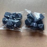 Vente en gros de dés en acrylique noir non coloré de 16mm pour donjons numériques Dragons personnalisables D20 D12 D10 D8 D6 D4 polyédriques sculptés