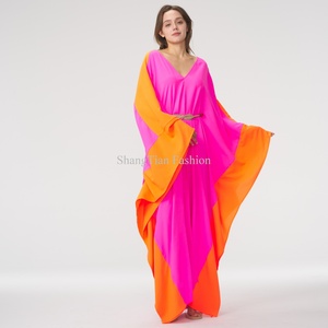 Robe longue kaftan personnalisée pour femme, en tissu uni imprimé numériquement, avec décolleté plongeant et fente centrale à l'avant - Product Image 3