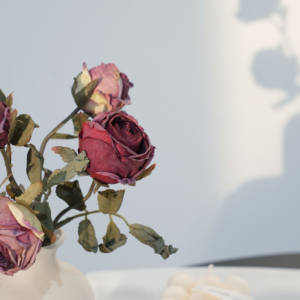 Großhandel 2 Kopf 1 Knospe Europäische Kleine Rose Seide Blume Künstliche Rose Für Zuhause Tisch Schlafzimmer Dekoration - Product Image 5