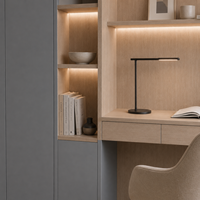 Armoires de bureau avec rangements hauts bleu-gris, bureau en chêne clair et étagères éclairées