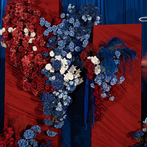 Fiori Decorativi Artificiali in Tonalità Rosse e Blu per Sfondi Matrimoniali, Decorazioni per Eventi, Feste e Celebrazioni - Product Image 3