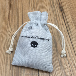 Geri dönüşümlü özel baskılı Logo ışığı gri jüt takı kılıfı küçük kenevir keten jüt takı çantası tarak çuval İpli çuval - Product Image 5