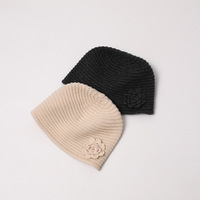 Bonnet en laine pure tricoté à la main avec fleur 3D pour femme, chaud et couvrant, effet amincissant pour le visage, idéal pour l'hiver