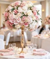 Boules de fleurs artificielles d'hortensias et de roses ; sphères florales pour centre de table ; décorations pour allée de mariage
