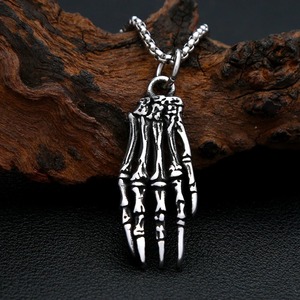 Yunnique – pendentif main squelette en acier inoxydable pour hommes, chaîne de 60cm, bijoux d'halloween - Product Image 2