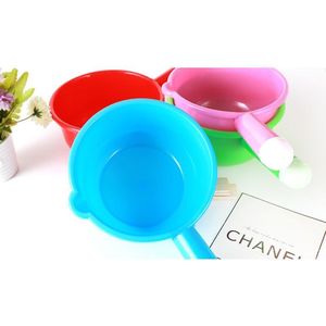 Louche à eau en plastique colorée avec long manche pour le jardinage et le bain - Product Image 3