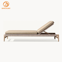 Chaise longue d'extérieur en teck massif avec dossier réglable, coussin marron et structure tressée en corde – Idéale pour patio, bord de piscine, villa, complexe hôtelier