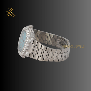 Exquisito reloj de diamantes Moissanite elaborado con precisión y lujo para aquellos que aprecian los relojes de calidad superior - Product Image 2