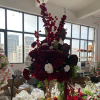 Centre de table de mariage élégant et coloré, boule florale luxurante bordeaux et verte, arrangement de fleurs artificielles pour la décoration de réception