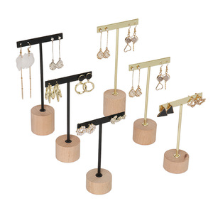 Présentoir à boucles d'oreilles en bois avec barre métallique pour le rangement et la présentation de bijoux, idéal pour la maison ou les marchés - Product Image 1