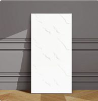 Panneau mural en PVC 3D effet marbre blanc Calacatta 4x8 pieds, feuille enduite UV pour décoration intérieure