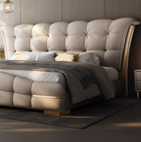 Cadre de lit king size moderne et luxueux en cuir rembourré avec tiroirs de rangement et têtes de lit, assemblé pour un design de mariage