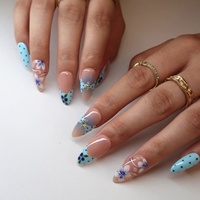 Offre Spéciale – Ongles à Presser en Acrylique Bleu Clair à Pois, Motif Fleur de Myrtille Peinte à la Main, Forme Amande, Longueur Moyenne, 10 Pièces – Idéal pour l'Été
