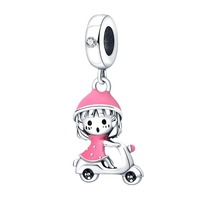 Breloques originales en zircon argenté plaqué cuivre, accessoire de bijouterie à faire soi-même. Design de fille mignonne à moto. Article le plus vendu.