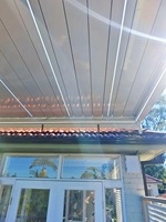 Pergola en aluminium de luxe avec éclairage LED, panneaux solaires, volets roulants motorisés, lames orientables, revêtement fluorocarboné imperméable