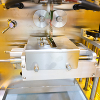Machine d'emballage et de scellage de gobelets individuels 420 avec élévateur de type Z pour aliments et aliments pour animaux