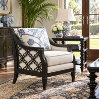 Ensemble de canapés capitonnés bleu et blanc de luxe, structure en bois foncé, mobilier de salon classique français pour villa