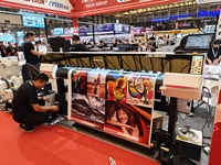 Última Actualización: Impresora UV Roll-to-Roll Locor de 1800mm con Cabezal I3200 para Vinilo, Papel Fotográfico, Gráficos para Ventanas y Plotter de Impresión de Pegatinas
