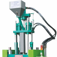 Machine de moulage par injection verticale à table coulissante simple pour la production de pièces en plastique d'accessoires de moto