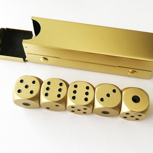 JUST in CASE Jeu de dés métalliques à 6 faces pour D&D avec alliage d'aluminium et boîte de rangement pour présentation uniquement Modèle 77787 - Product Image 1
