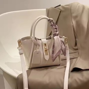 THK0414 Fashionable Women's PU Tote & Crossbody Handbag with Chains and Drawstring Closure Single-<b>shoulder</b> <b>Strap</b> for Ladies - Product Image 3