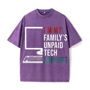 T-shirt unisex nera con grafica di computer e tastiera, design con testo 'I'm My Family's Unpaid Tech Support' per amanti della tecnologia e dell'umorismo - Product Image 5
